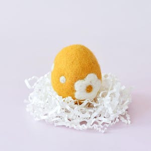 イースターのための黄色の花とドット柄のフェルトエッグ | フェルトエッグオーナメント