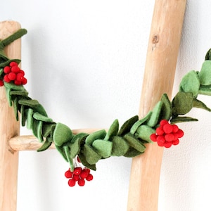 Felt Holly Christmas Garland, Green and Red Christmas Garland handmade from Wool Felt / 1.9m 190cm