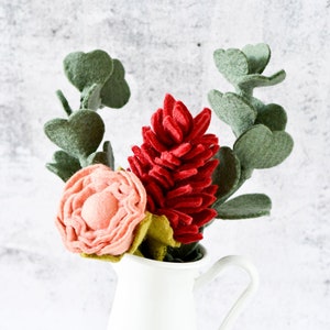 フェルトの花束 | アルピニア、シャクヤク、ユーカリの葉 | フェルトフラワーアレンジメント