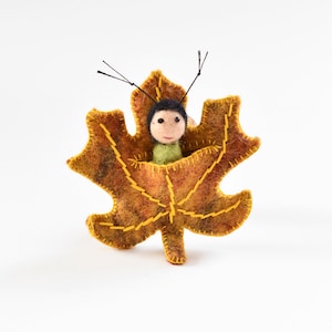 Filz Ahornblatt Knospe Baby | Waldorf inspiriertes Blattbett mit Knospe Baby | Filz Herbstblatt | Filz Ahornblatt