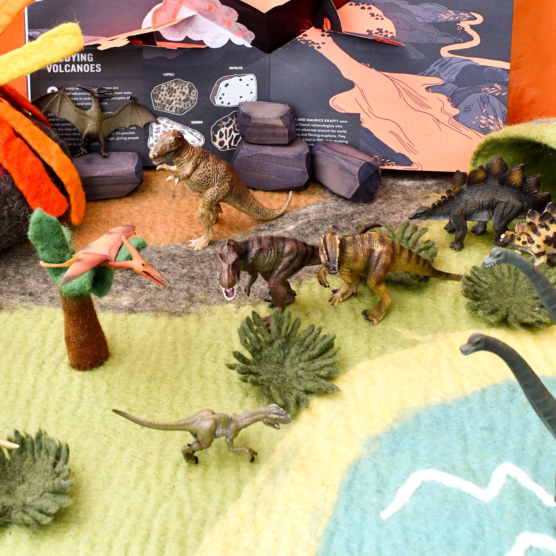 Grand terrain de dinosaures avec tapis de jeu volcanique Playscape / Grand  tapis de jeu de dinosaures en feutre de laine -  France