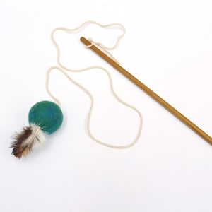 Feather Teaser Ball Cat Wand / Realizzata in feltro di lana verde acqua e piume