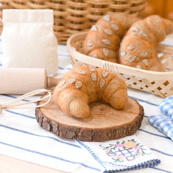 Croissant aux amandes en feutre / Croissant pour jouer à faire semblant en feutre Pain / Produits de boulangerie en feutre