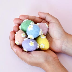 Vilten pastelkleurige eieren met witte bloemen | Set van 6 pastelkleurige eieren