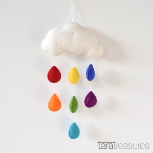 Mobilny pokój dziecięcy w chmurach z kolorowymi kroplami deszczu