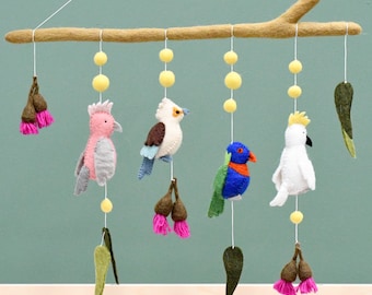 Suspension pour chambre de bébé - oiseaux australiens - cacatoès, loriquet, galah, kookaburra, noyer cendré, feuilles de chewing-gum, fleurs de chewing-gum / fait main à partir de feutre de laine