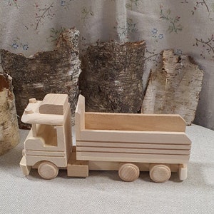木製おもちゃの車 - 手作りの樺材、子供用押し引きトラック