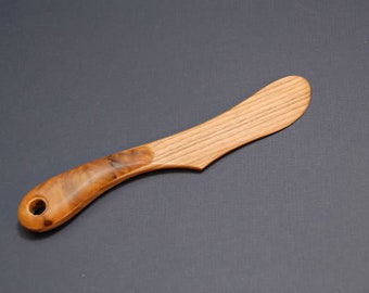 Couteau à beurre en bois trancheuse à beurre ustensile cadeau écologique gadget cuisine bois de genévrier frêne bois Lettonie tailleur sculpté à la main