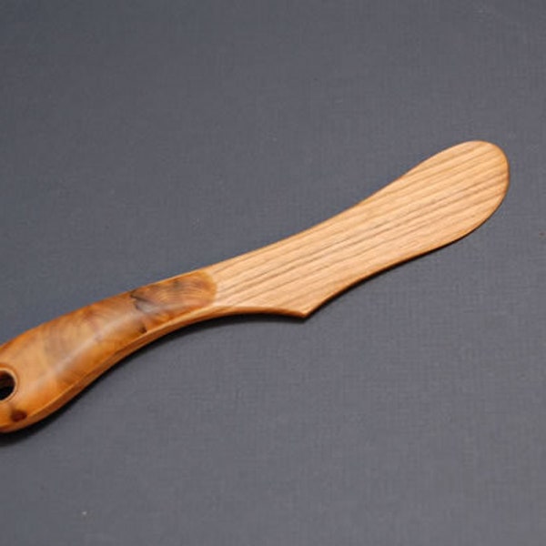 Cuchillo de mantequilla de madera cortadora de mantequilla ecológico regalo utensilio cocina gadget cocina madera enebro fresno madera Letonia cortador tallado hecho a mano