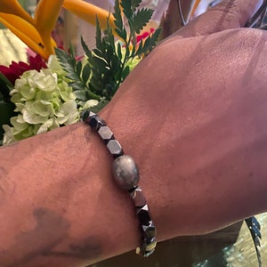 Il fantastico braccialetto di ematite e pirite di Kenny