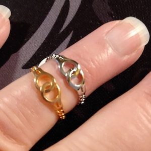 Handcuff ring silver and rose gold, with a handpainted sealer.