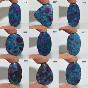 Op de afbeelding: Assortiment van tien blauwe en paarse cabochon edelstenen in verschillende vormen en maten.