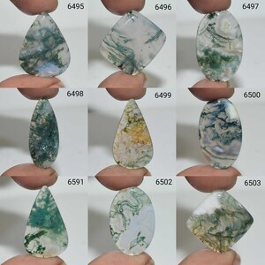 Pode incluir: Conjunto de nove cabochões de ágata musgosa em várias formas e tamanhos. Os cabochões são uma mistura de cores verde, branco e marrom com padrões intrincados.