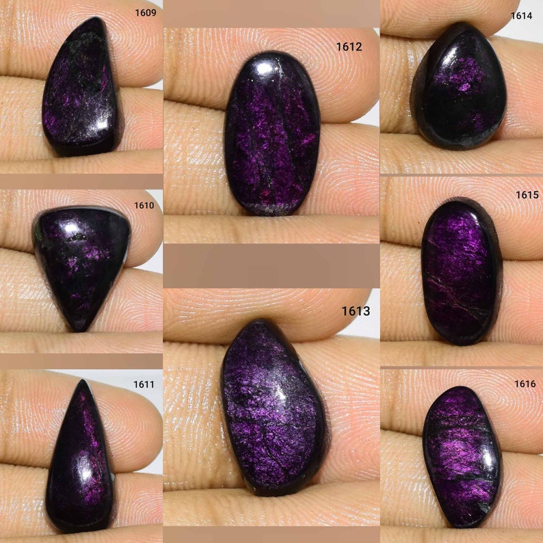 K&ouml;nnte beinhalten: Sortiment aus zehn violetten und schwarzen Edelstein-Cabochons. Die Cabochons haben verschiedene Formen und Gr&ouml;&szlig;en, darunter ovale, tropfenf&ouml;rmige und dreieckige.