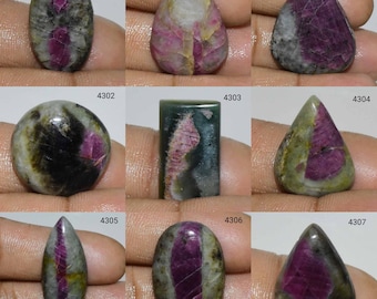 Puede incluir: Nueve piedras preciosas en cabujón con una variedad de formas y colores, incluyendo verde, negro, blanco y rosa. Las piedras preciosas están engastadas en una variedad de engastes, incluyendo ovalado, redondo y pera.
