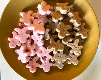 Gingerbread People shaped sugar cubes in difffent flavors