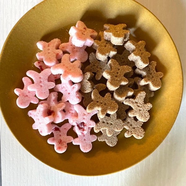 Gingerbread People shaped sugar cubes in difffent flavors