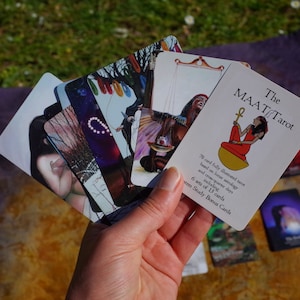 Maat Tarot (tamaño póquer) de Julie Cuccia-Watts
