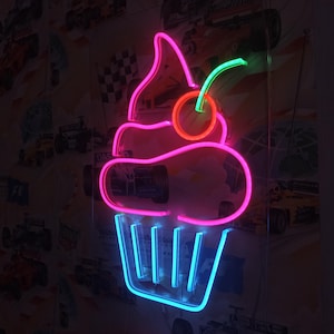 Neonowe znaki z napisem „Ciasto”, Neonowe znaki z napisem „Pieces” (Pieces Neon), Neonowe znaki z napisem „Deser”, Neonowe znaki z napisem „Ciasto ...Uliczne jedzenie”
