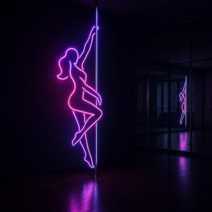 Può includere: Un'insegna al neon raffigurante una donna che fa pole dance, con un contorno viola e rosa. L'insegna è montata su un muro di mattoni scuri, con una parete a specchio che riflette l'immagine. Il pavimento è in legno scuro.