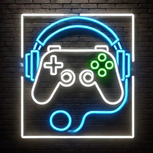 Könnte beinhalten: Neonschild mit einer weißen und blauen Umrisszeichnung eines Videospiel-Controllers mit Kopfhörern. Der Controller hat ein kreuzförmiges Steuerkreuz und grüne Knöpfe. Das Schild befindet sich vor einer dunklen Backsteinmauer.