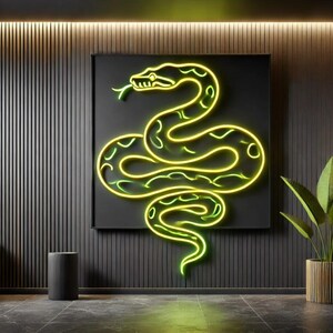 以下が含まれることがあります： 装飾的なポーズで巻かれた緑と黄色のヘビを描いたネオンサイン。サインは黒いフレームに取り付けられ、暗い木製の壁に掛けられています。