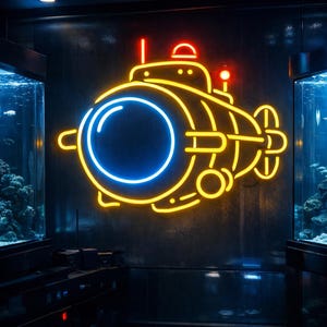 Peut inclure: Enseigne au néon représentant un sous-marin jaune avec un hublot bleu et des lumières rouges. L'enseigne est fixée sur un mur sombre, flanquée d'aquariums. Le design du sous-marin est de style rétro.