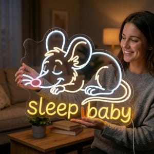 以下が含まれることがあります： ピンクの鼻をした眠っているネズミの白い輪郭と、その下に黄色いネオン文字で「sleep baby」と書かれたネオンサイン。このサインは透明なアクリル板に取り付けられており、明るく光るネオン管で照らされています。