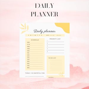 Peut inclure: Un agenda quotidien blanc avec un design jaune et doré. L'agenda comprend des sections pour la planification, une liste de priorités et une liste de tâches. Le texte "Daily Planner" est en haut.