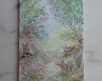Pintura de coelhinhos na floresta, pastel a óleo, decoração de parede para quarto de bonecas, três coelhos na floresta, coelhos brincalhões, arte de parede para quarto de bebê, peça única.