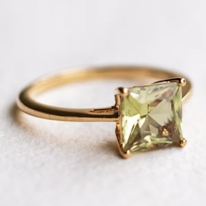 Vintage 10ct yellow gold solitaire ring with Prasiolite - EU Size 17,25