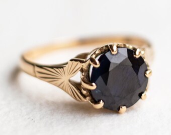 Vintage 9ct gold solitaire ring with a sapphire - EU Size 16