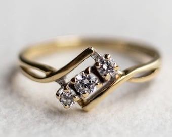 Vintage 9ct yellow gold trilogy ring with Cubic Zirconias - EU Size 16,75