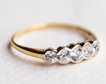 Vintage 9ct yellow gold 5 stone ring with CZ - EU Size 17