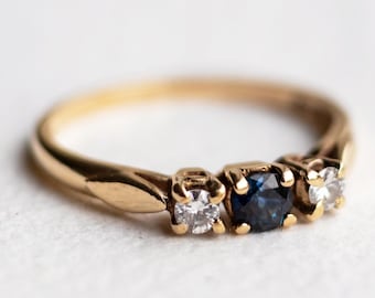 Vintage 9ct yellow gold trilogy ring with Sapphire & Diamonds  - EU Size 17