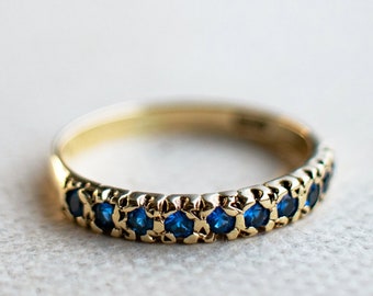 Vintage 9ct yellow gold half eternity ring with Synthetic blue Spinel - EU Size 16,75