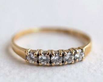 Vintage 9ct yellow gold 5 stone ring with CZ - EU Size 17