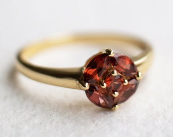Vintage 9ct yellow gold cluster ring with garnets  - EU Size 17,75