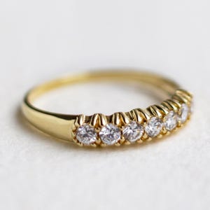 Bague demi-alliance vintage en or jaune 9 carats avec zirconiums cubiques - Taille UE 18,25