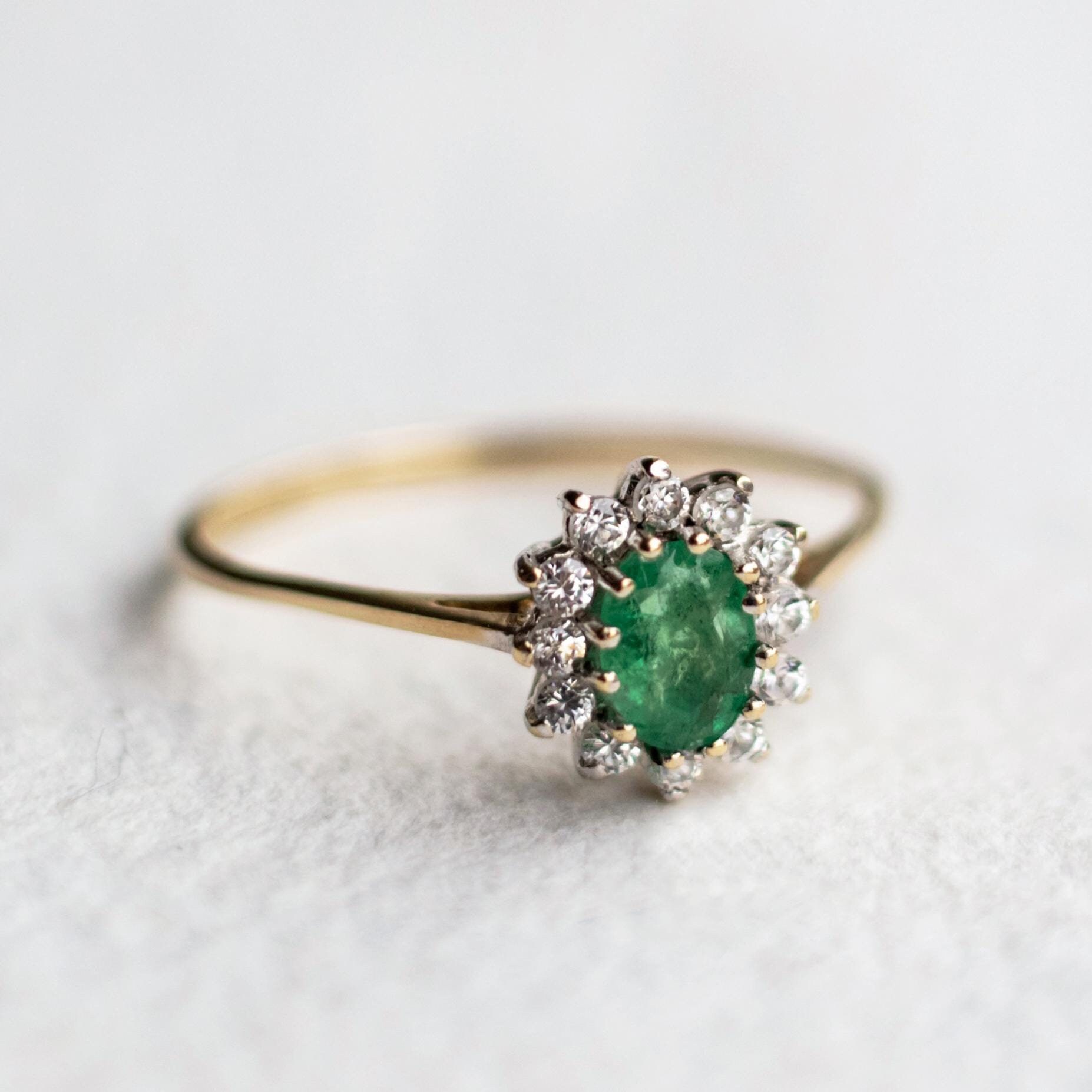 Vintage 9ct yellow gold cluster with Emerald & CZ - EU Size 17,75