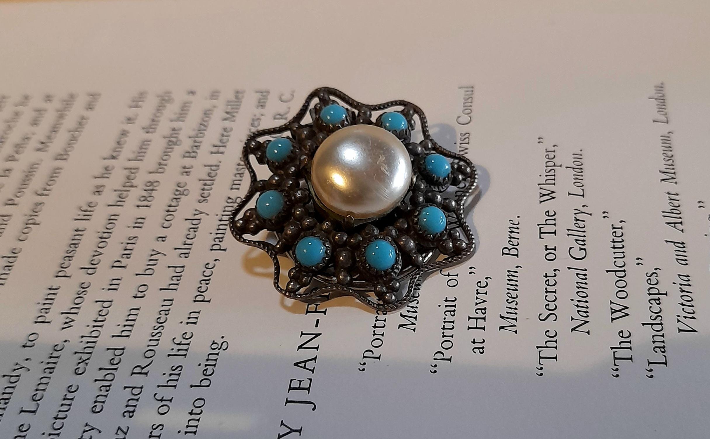 Broche Vintage Clip Doré Avec Strass Bleus Et Turquoises - SGDG Breveté - Très Bon état