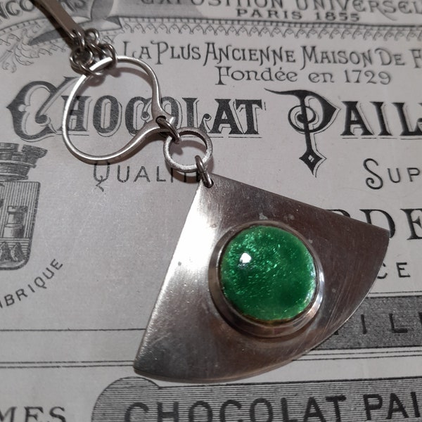 Vintage quirky pendant with green cabochon on unusual silver coloured chain.