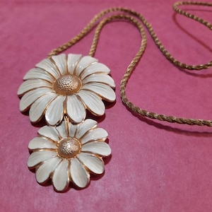1940&#39;s - 50&#39;s Daisy Pendant on rope &quot; chain costume necklace.