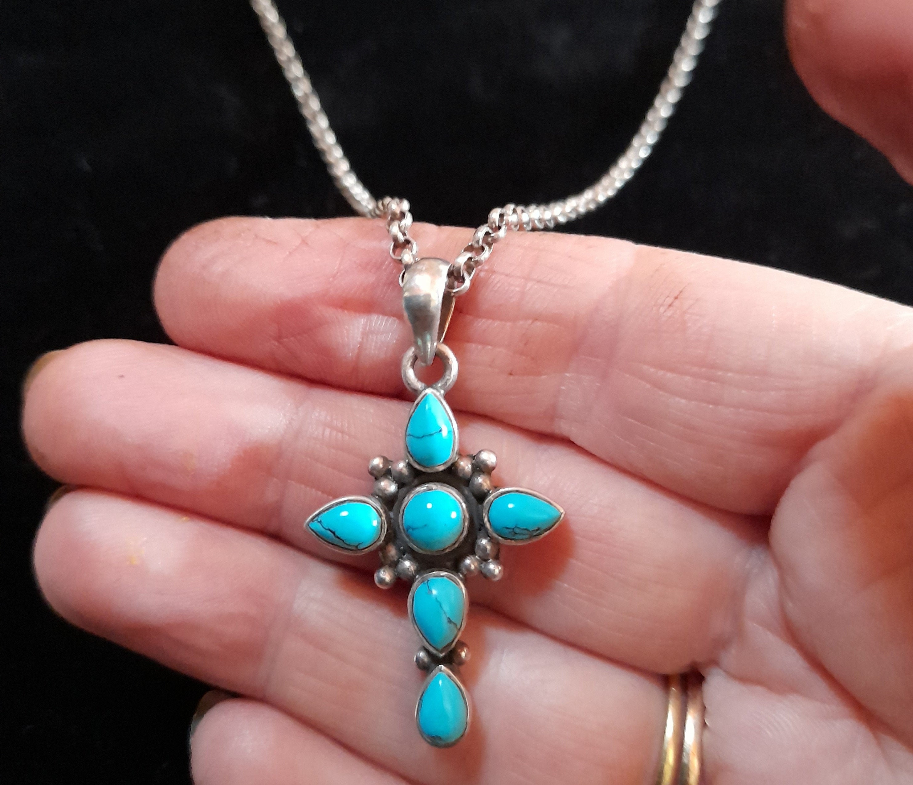 Belle Croix Vintage, Argent avec Des Pierres Turquoise sur Chaîne.