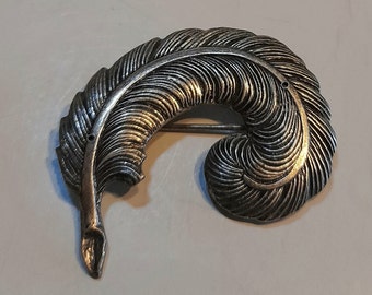 Beautiful Art nouveau brooch, a feather with trombone clasp