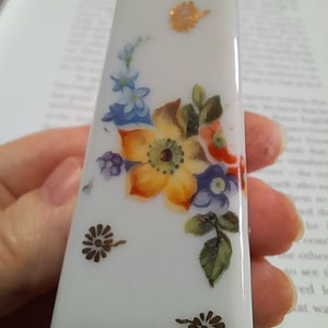 Jarrón vintage en miniatura MT Limoges, blanco con diseños florales, jarrón de porcelana, casa de muñecas