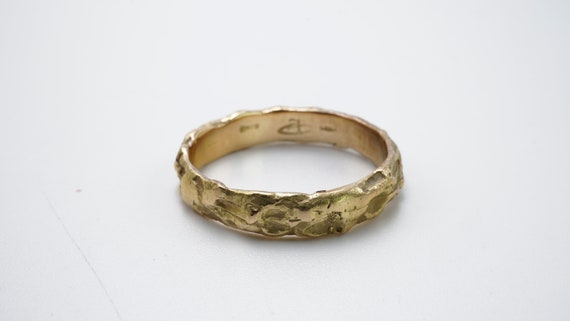 Anello in oro giallo martellato