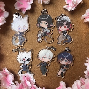 Op de afbeelding: Zes kleurrijke anime-personage sleutelhangers met verschillende ontwerpen. De sleutelhangers zijn gemaakt van helder acryl en bevatten personages met verschillende haarkleuren, kleding en accessoires.