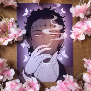 Puede incluir: Una ilustración digital de una persona con piel oscura y cabello oscuro y rizado fumando un cigarrillo. La persona lleva una camisa blanca con cuello y una chaqueta oscura. El fondo es morado con mariposas blancas.