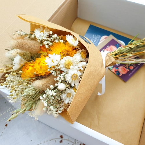 Bouquet de fleurs séchées jaune et blanc, composition de fleurs séchées lumineuses avec hélichryse paille et eucalyptus - Summer Gold